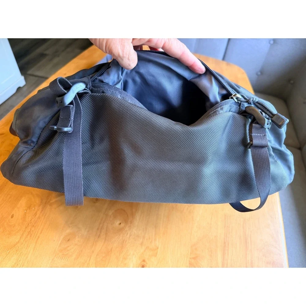 The North Face Messenger‎ Bag Grey Red Crossbody Shoulder Travel Commuter Bag